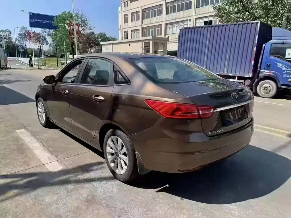 Escort 1.5 L Auto Fashion
