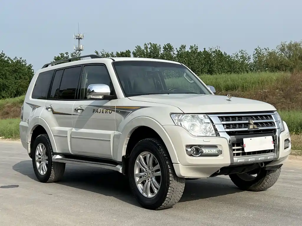 Pajero (Import) 3.0 L Auto Luxury