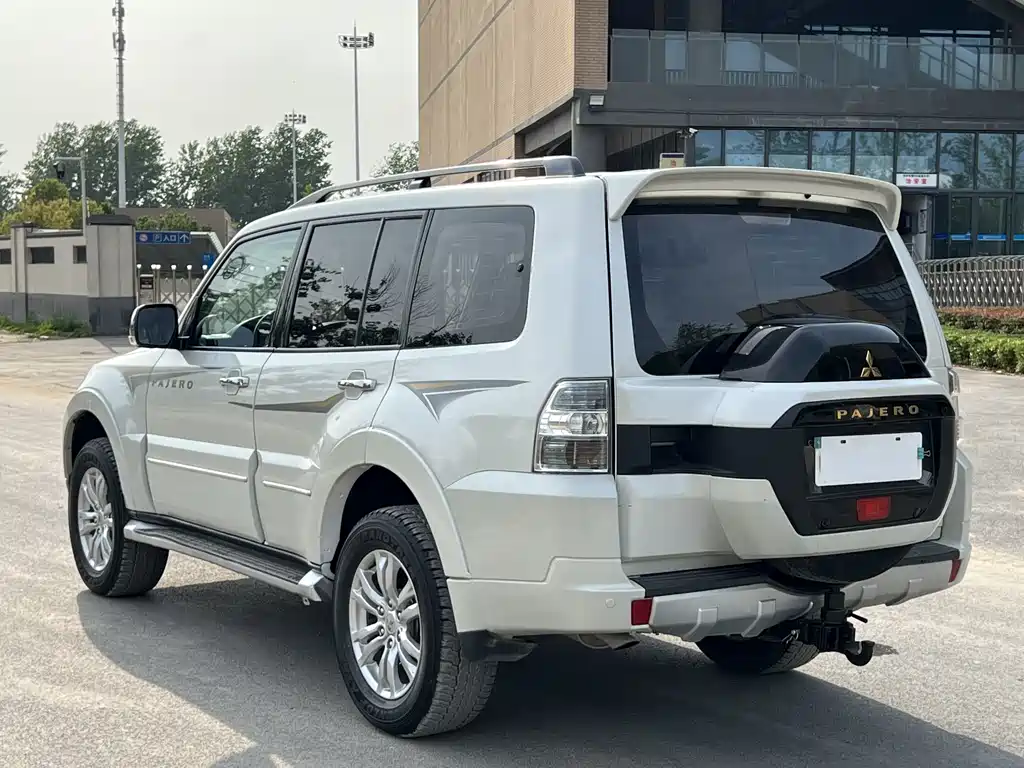 Pajero (Import) 3.0 L Auto Luxury