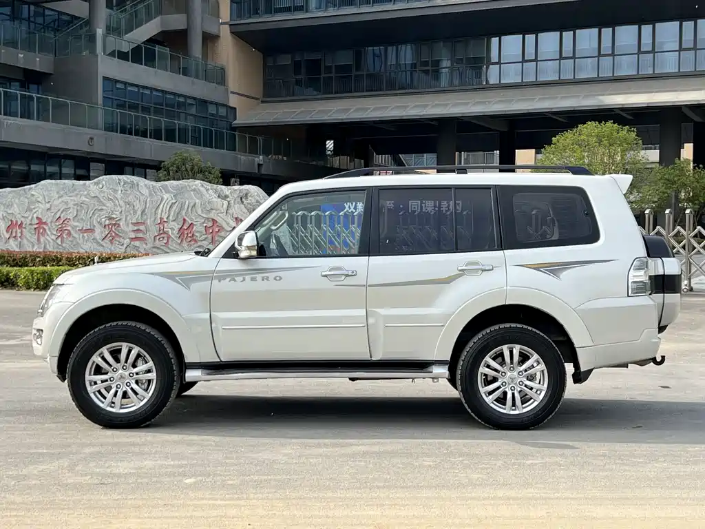 Pajero (Import) 3.0 L Auto Luxury