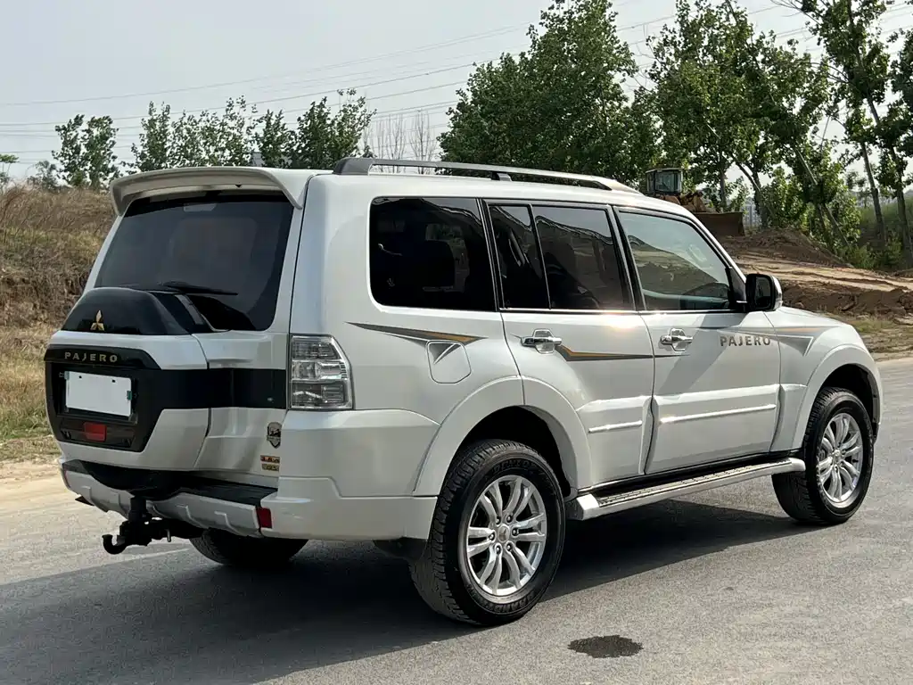 Pajero (Import) 3.0 L Auto Luxury