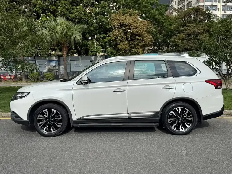 Mitsubishi Outlander 2.4 L 4 WD Enjoyment 7-seat