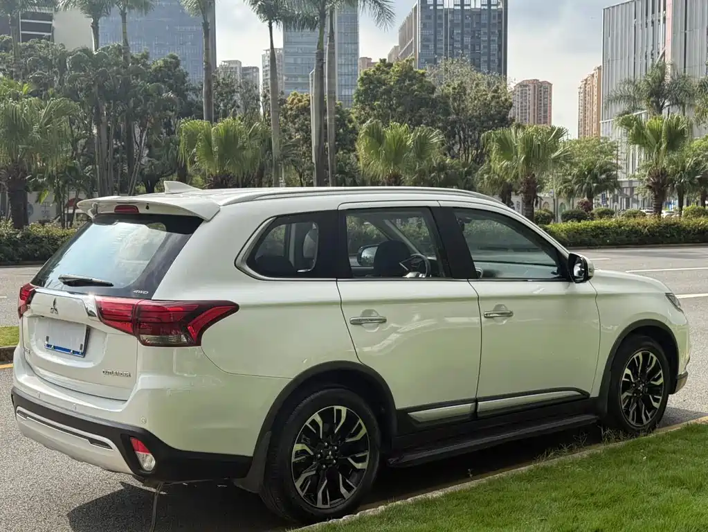 Outlander 2.4 L 4 WD Enjoyment 7-seat