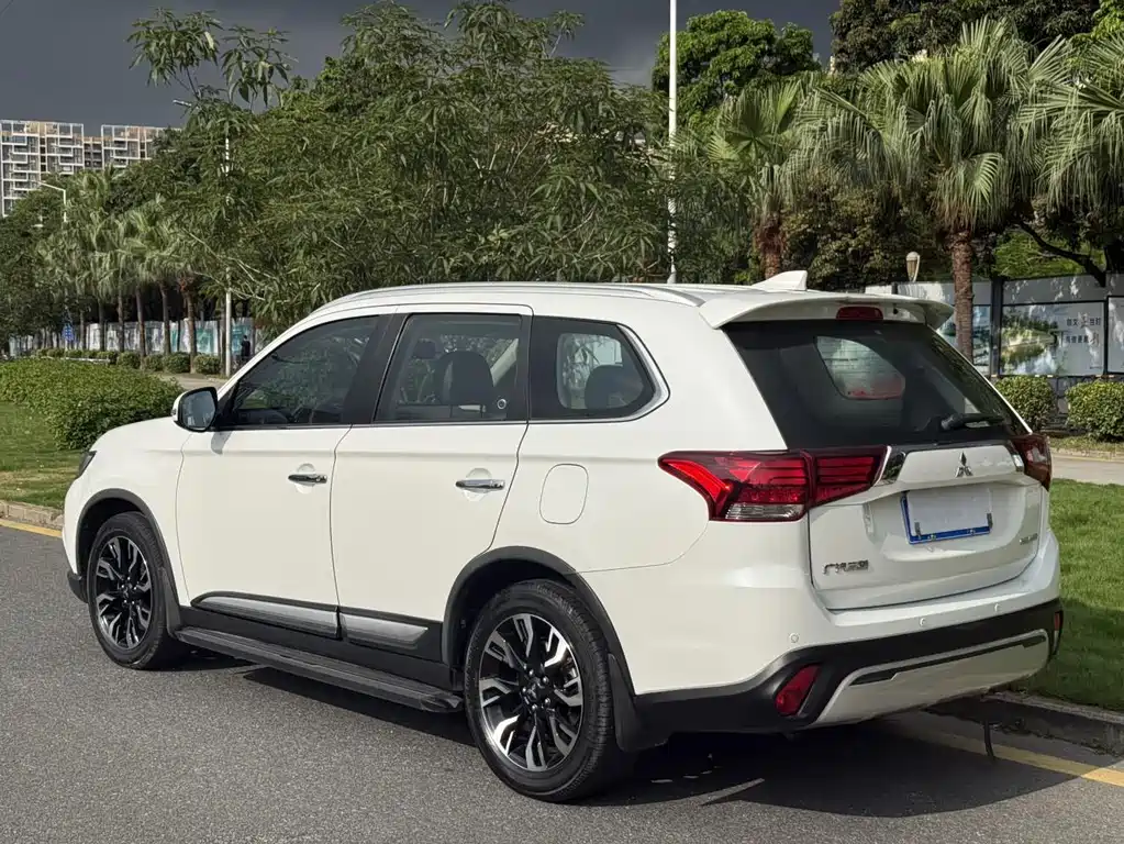 Outlander 2.4 L 4 WD Enjoyment 7-seat