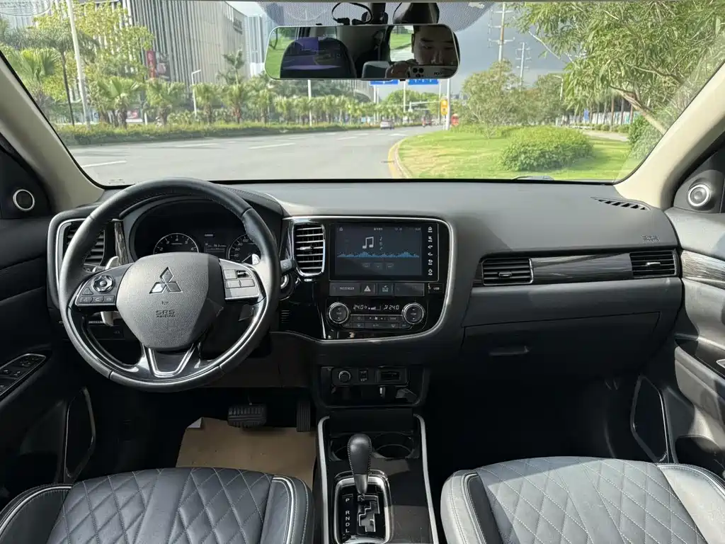 Outlander 2.4 L 4 WD Enjoyment 7-seat