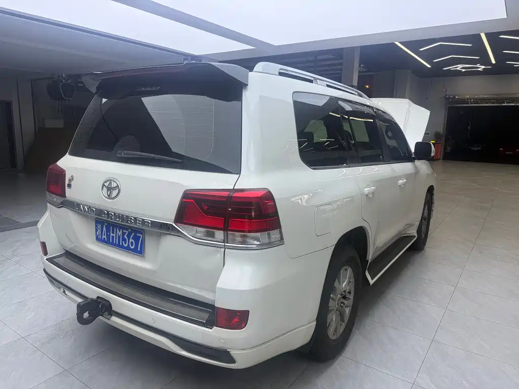 Land Cruiser (Import) 5.7 L Auto