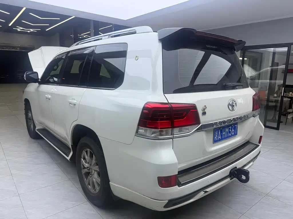Land Cruiser (Import) 5.7 L Auto
