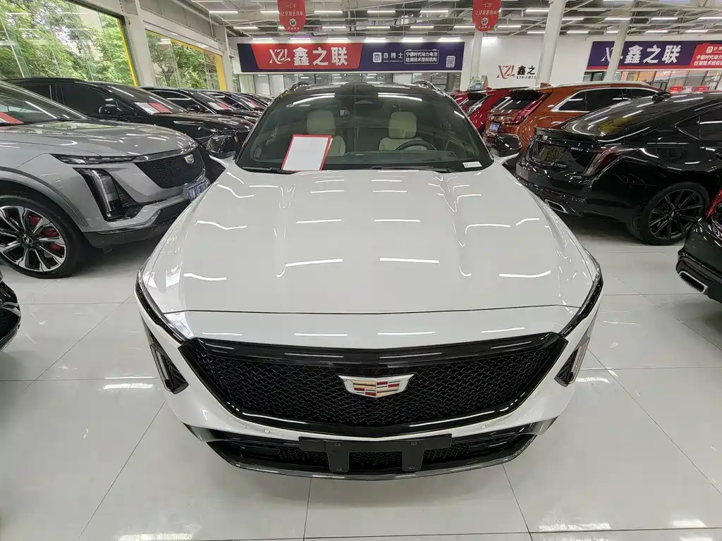Cadillac GT4 25 T Distinguished