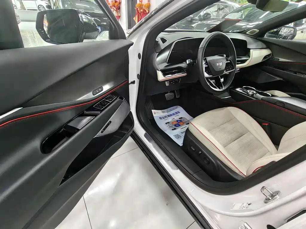 Cadillac GT4 25 T Distinguished