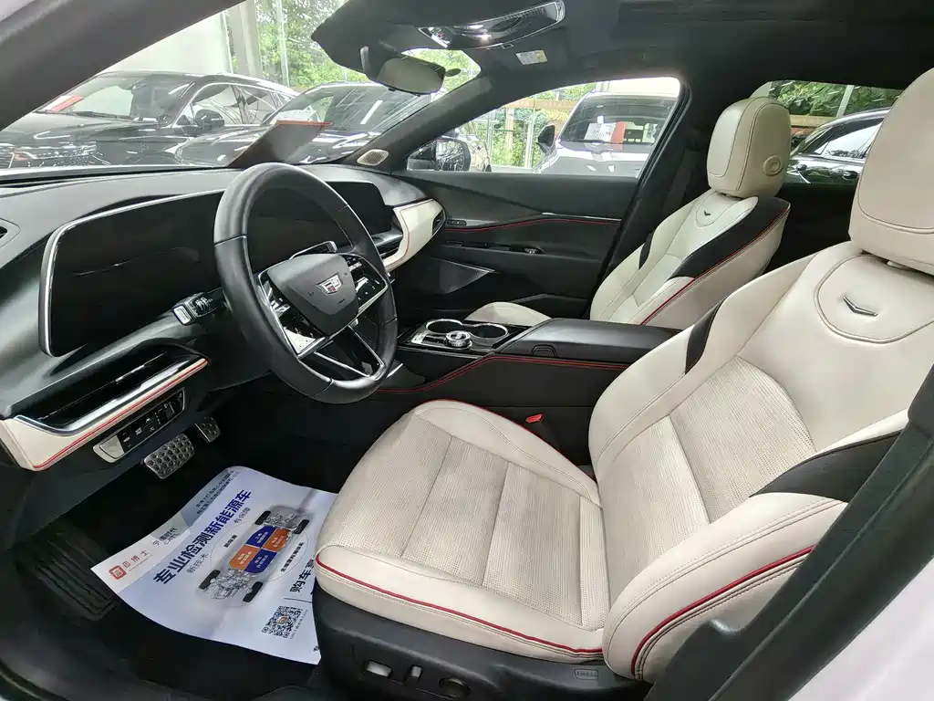 Cadillac GT4 25 T Distinguished