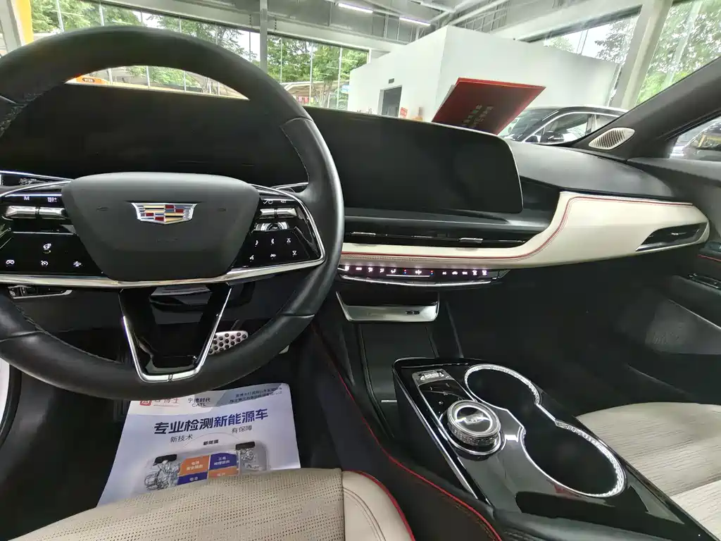 Cadillac GT4 25 T Distinguished
