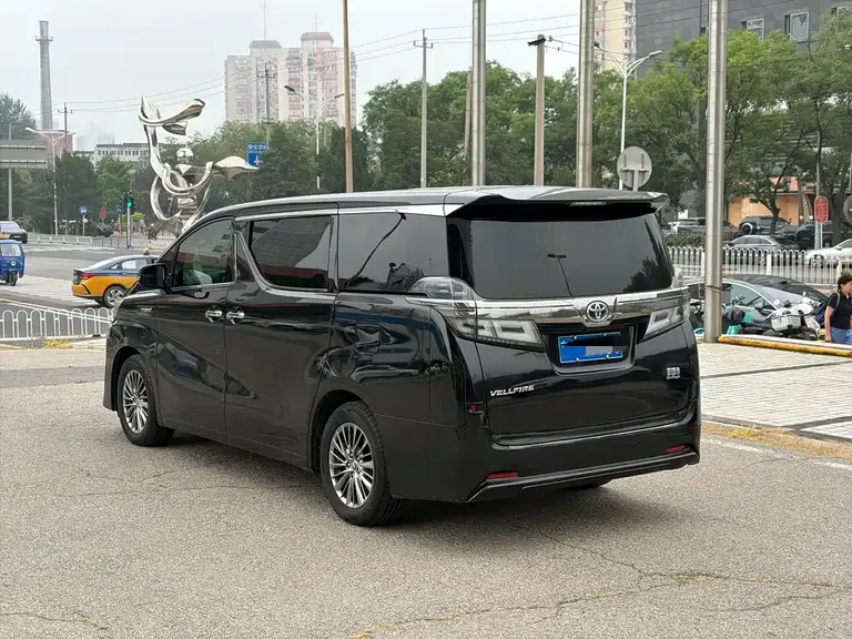 Toyota Vellfire Dual Engine 2.5 L HV Luxury