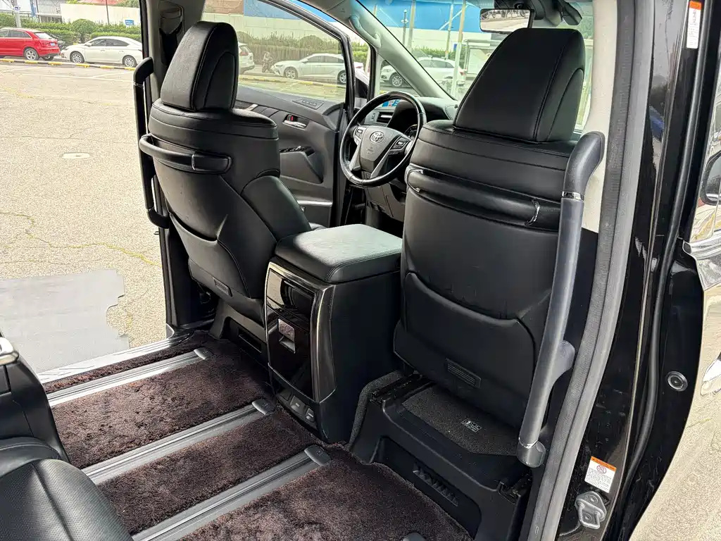 Vellfire Dual Engine 2.5 L HV Luxury