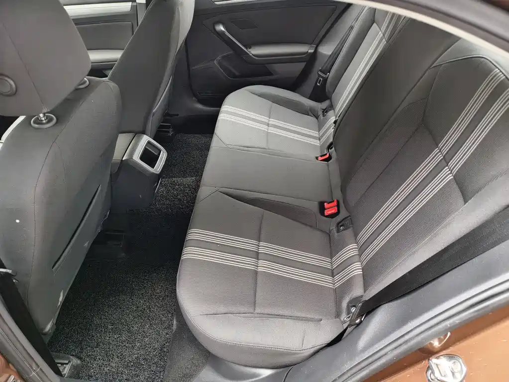 Lamando 230 TSI DSG Style