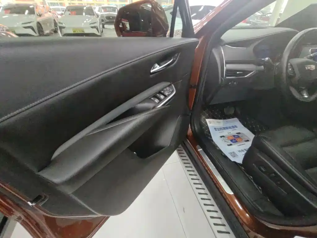 Cadillac XT4 28 T 2 WD Leading