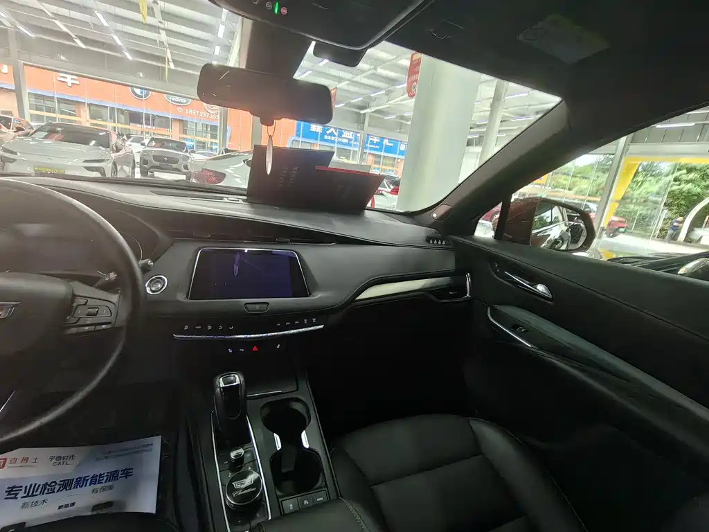 Cadillac XT4 28 T 2 WD Leading