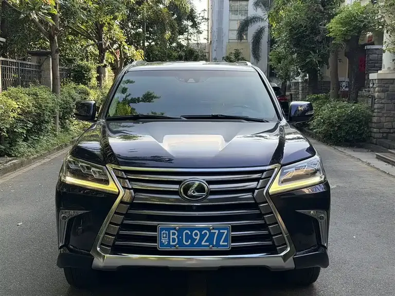 Lexus LX 570 Distinguished Luxury
