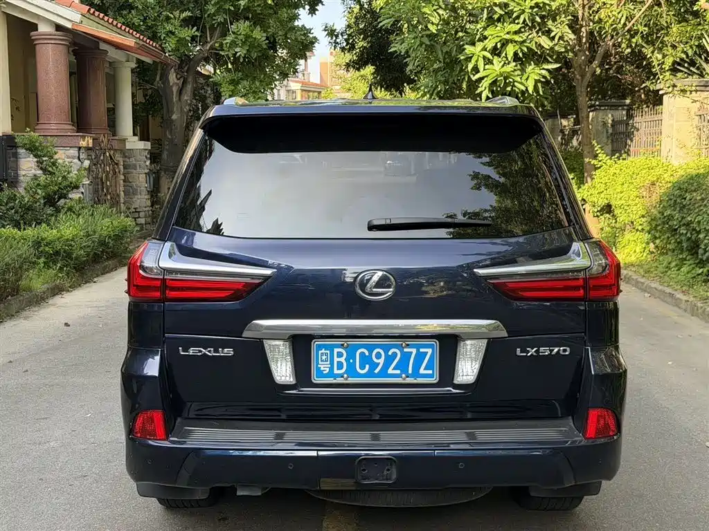 Lexus LX 570 Distinguished Luxury