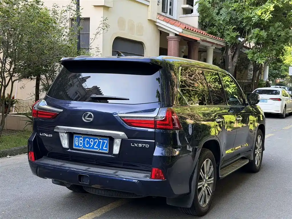 Lexus LX 570 Distinguished Luxury