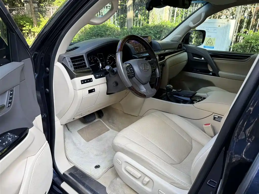 Lexus LX 570 Distinguished Luxury