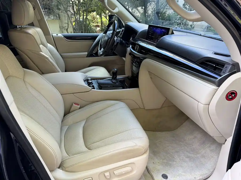Lexus LX 570 Distinguished Luxury