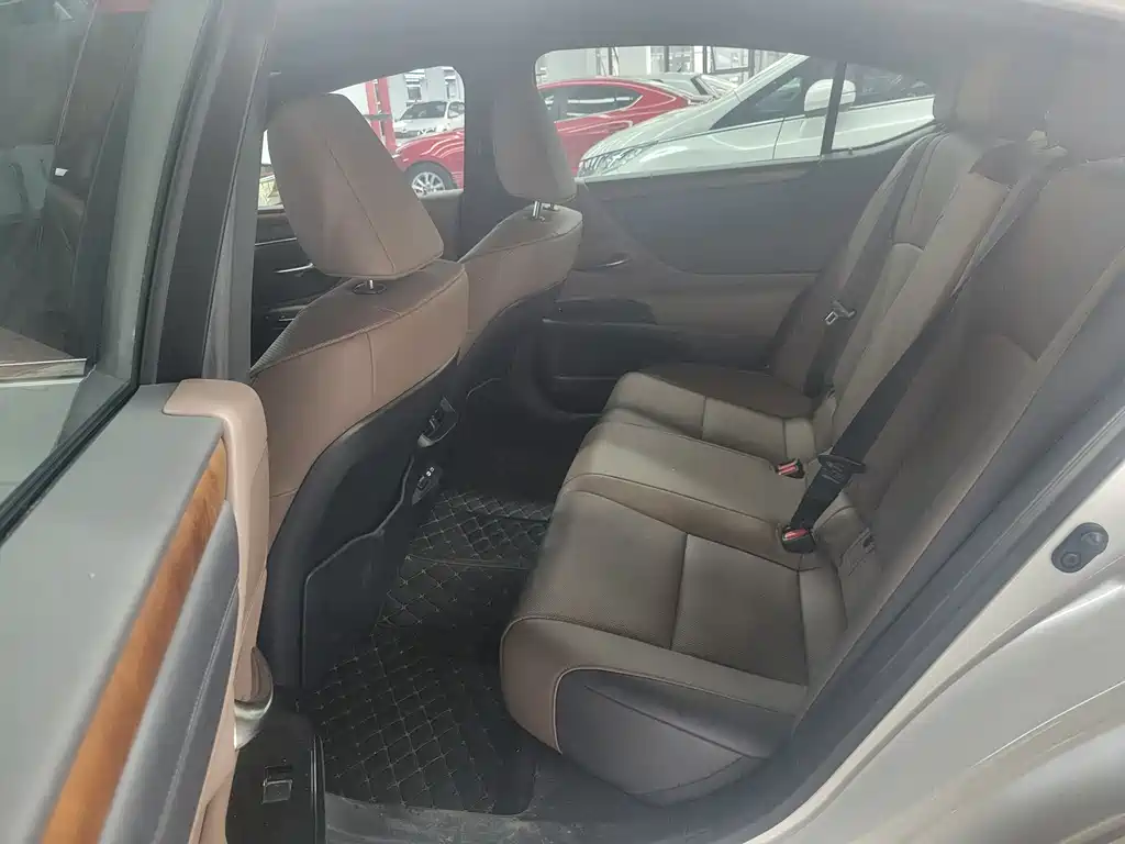 Lexus ES 200 Premium Enjoyment