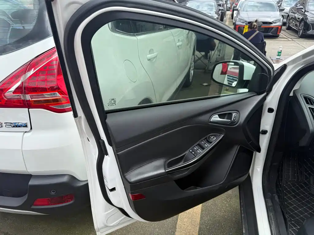 Focus Sedan EcoBoost 180 Auto Elite