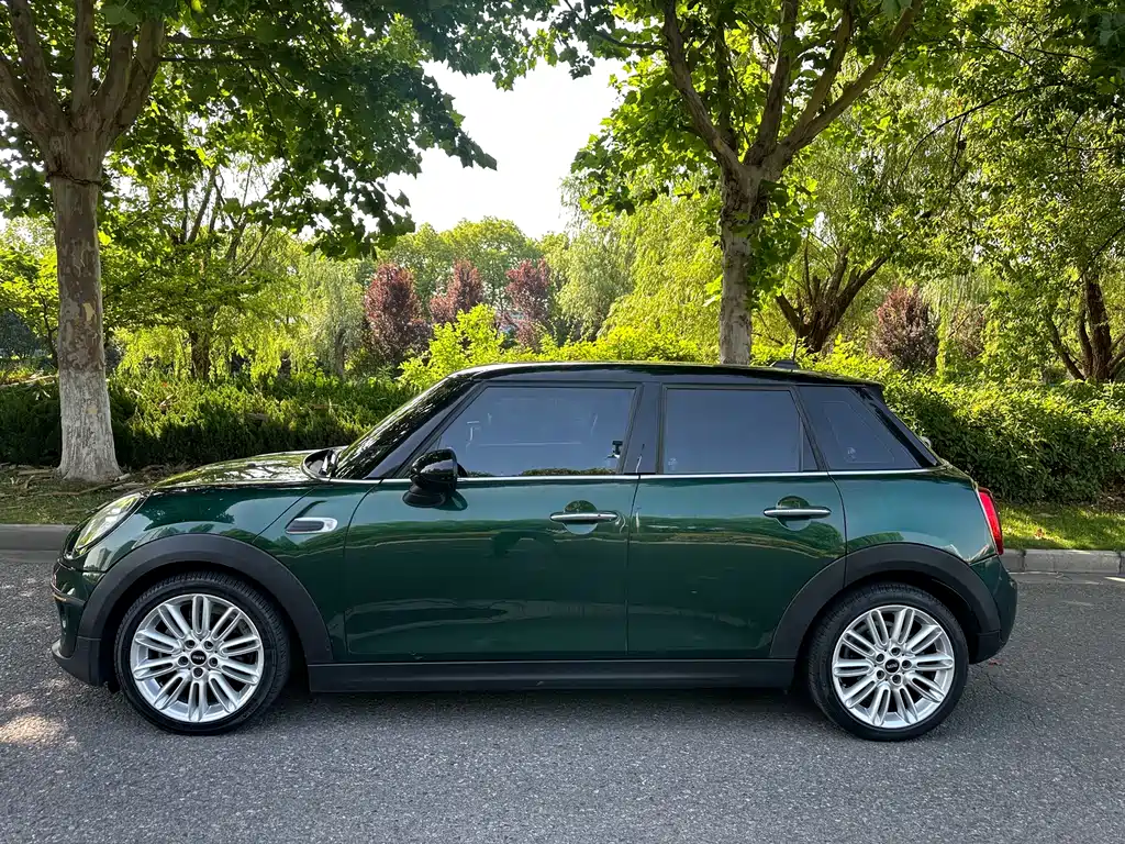 MINI 1.5 T COOPER Artist 5-door