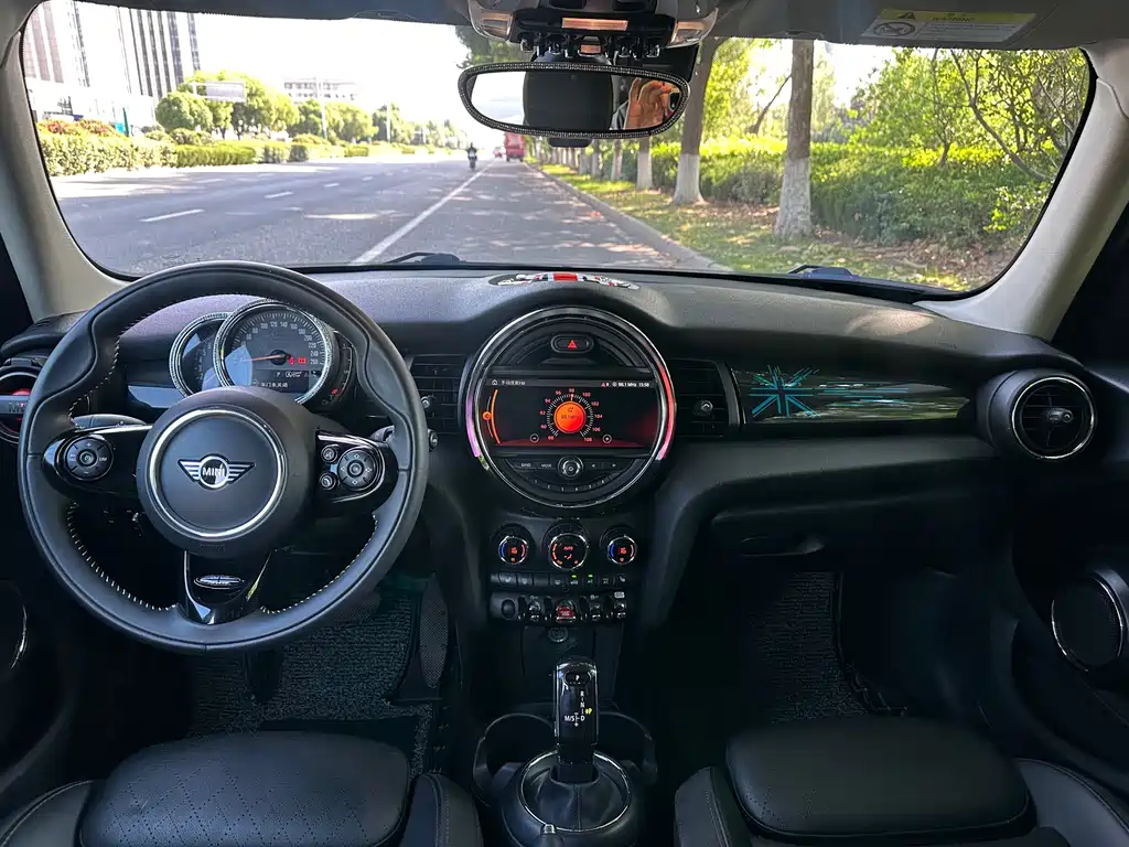 MINI 1.5 T COOPER Artist 5-door