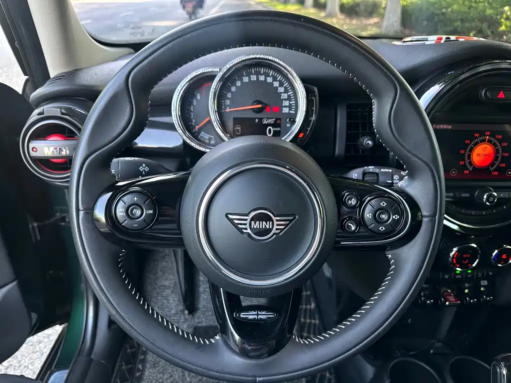 MINI 1.5 T COOPER Artist 5-door