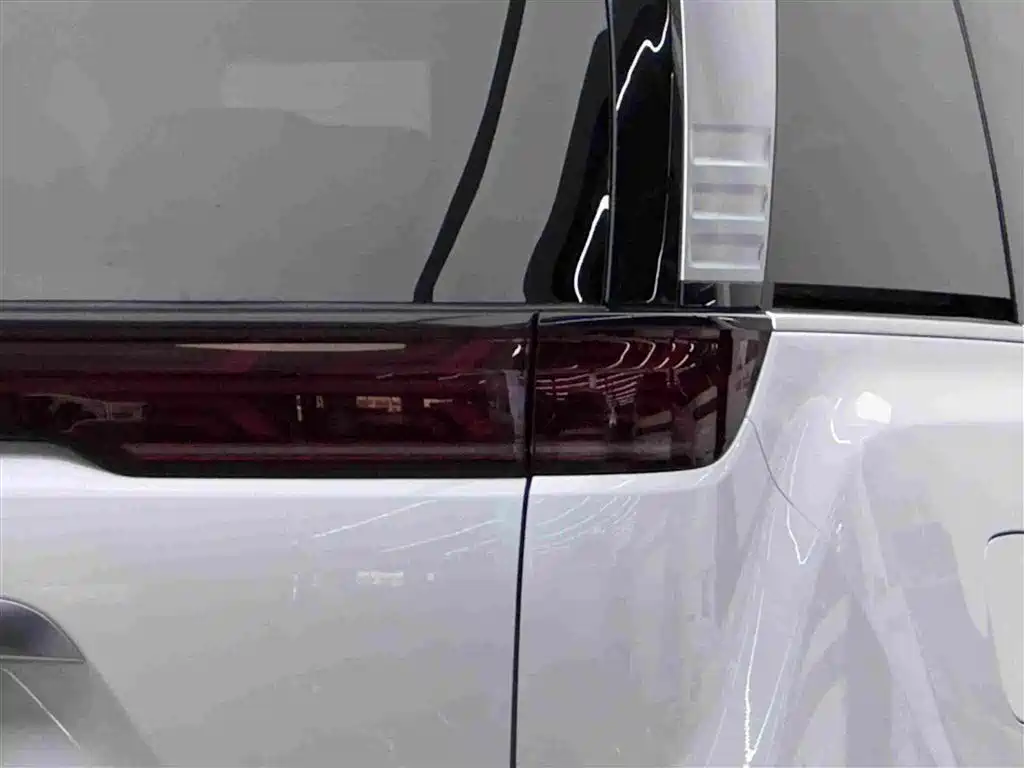 Denza D9 DM-i 970 4 WD Flagship
