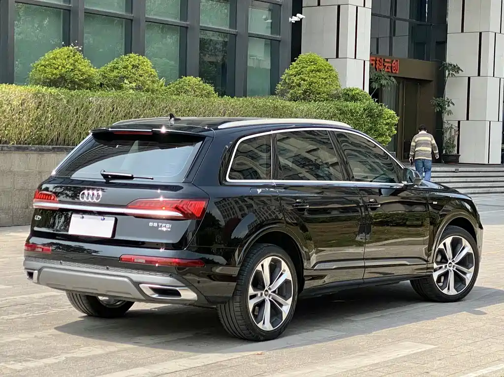 Audi Q7 55 TFSI quattro S line Distinguished