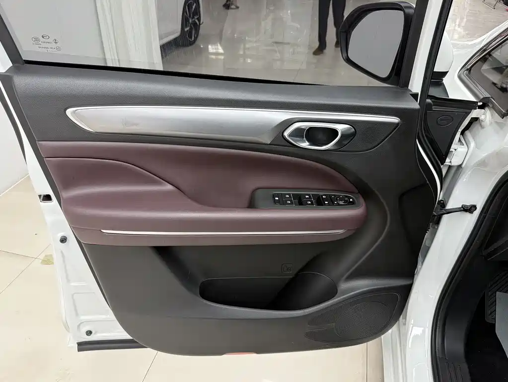 GAC Trumpchi M6 270 T DCT Luxury (7-seat)