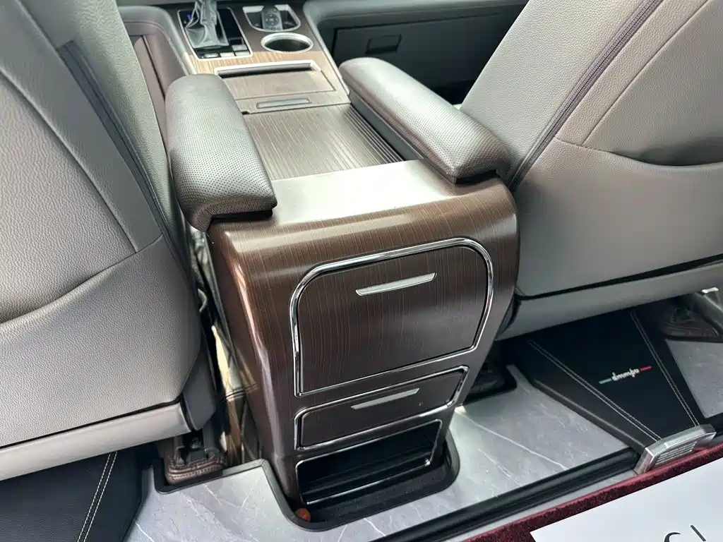 Granvia 2.5 L Hybrid Distinguished PLUS