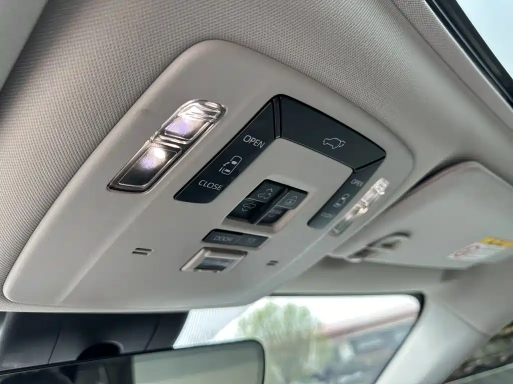 Granvia 2.5 L Hybrid Distinguished PLUS