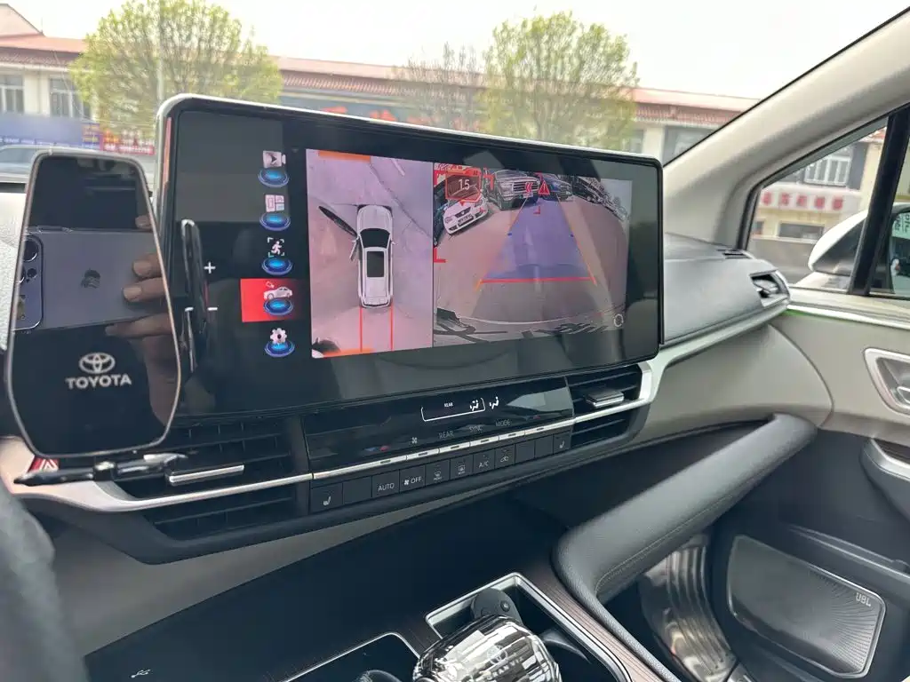Granvia 2.5 L Hybrid Distinguished PLUS
