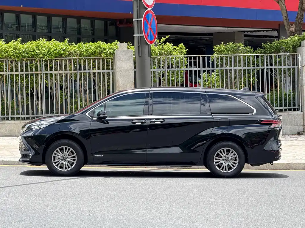 Sienna 2.5 L Hybrid Luxury