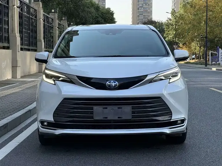 Toyota Sienna 2.5 L Hybrid Luxury