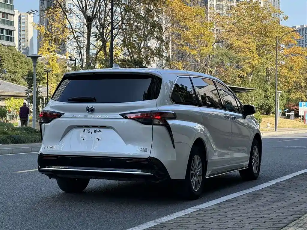 Sienna 2.5 L Hybrid Luxury