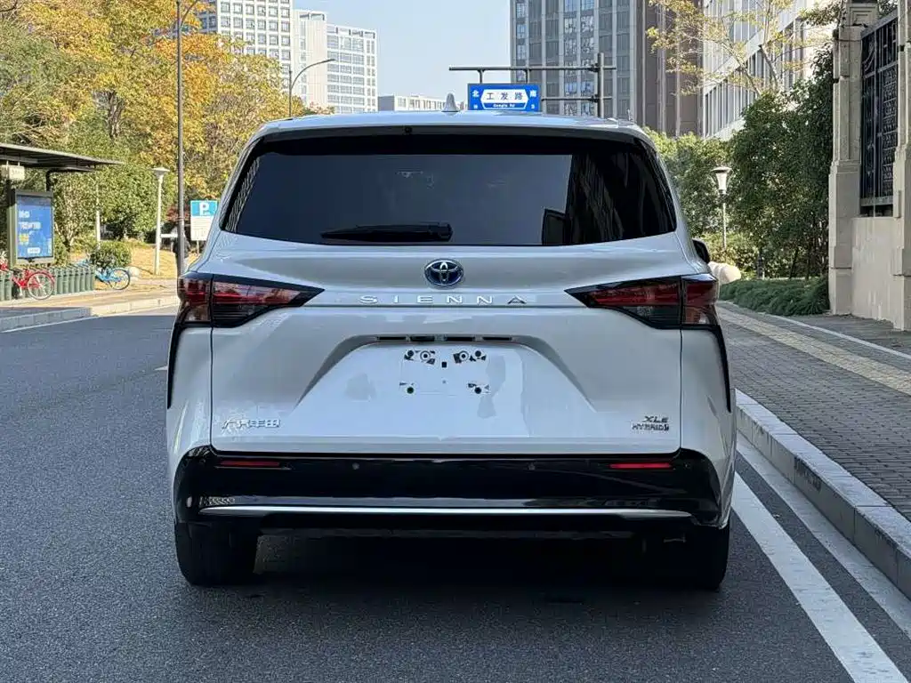 Sienna 2.5 L Hybrid Luxury
