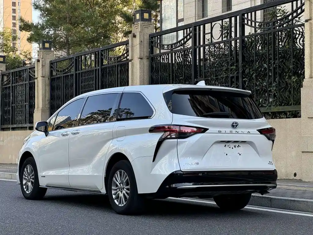Sienna 2.5 L Hybrid Luxury