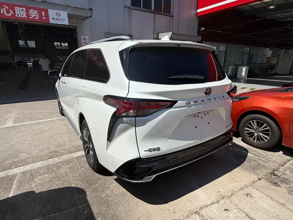 Granvia 2.5 L Hybrid Distinguished PLUS 4 WD