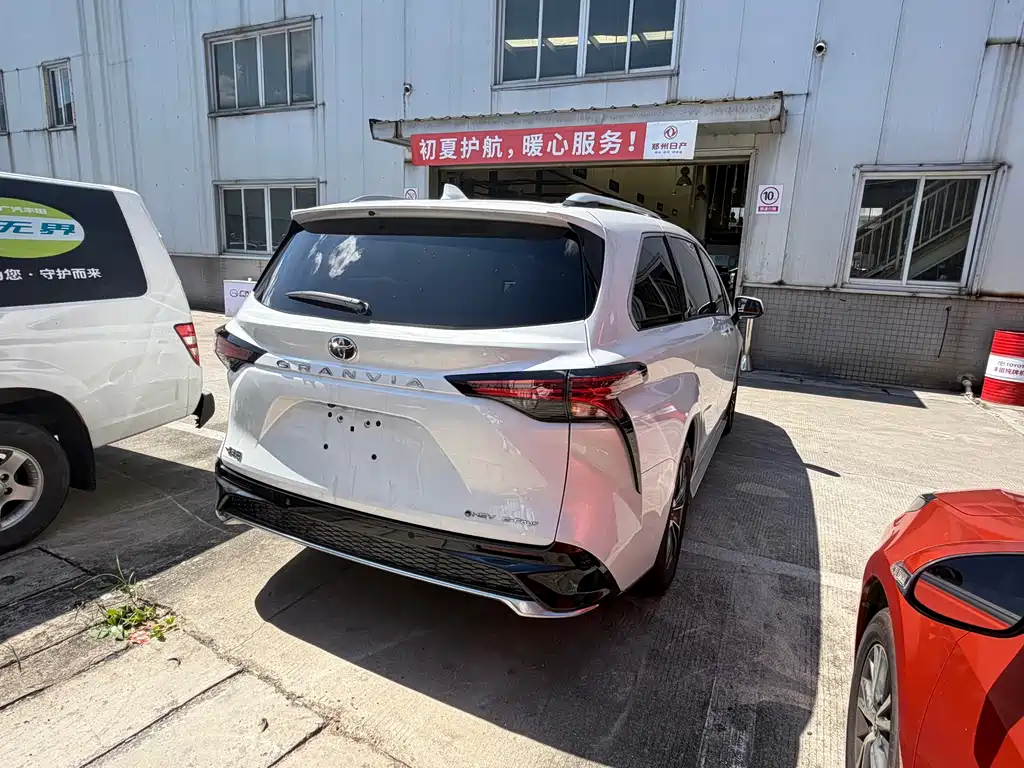 Granvia 2.5 L Hybrid Distinguished PLUS 4 WD