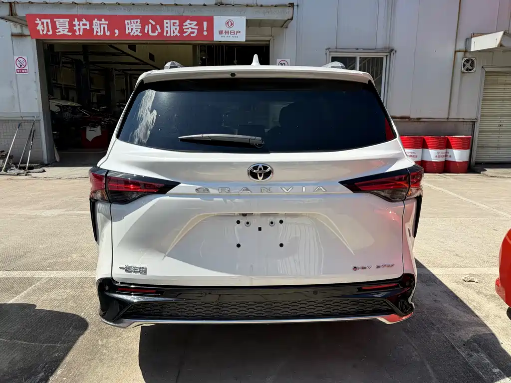 Granvia 2.5 L Hybrid Distinguished PLUS 4 WD