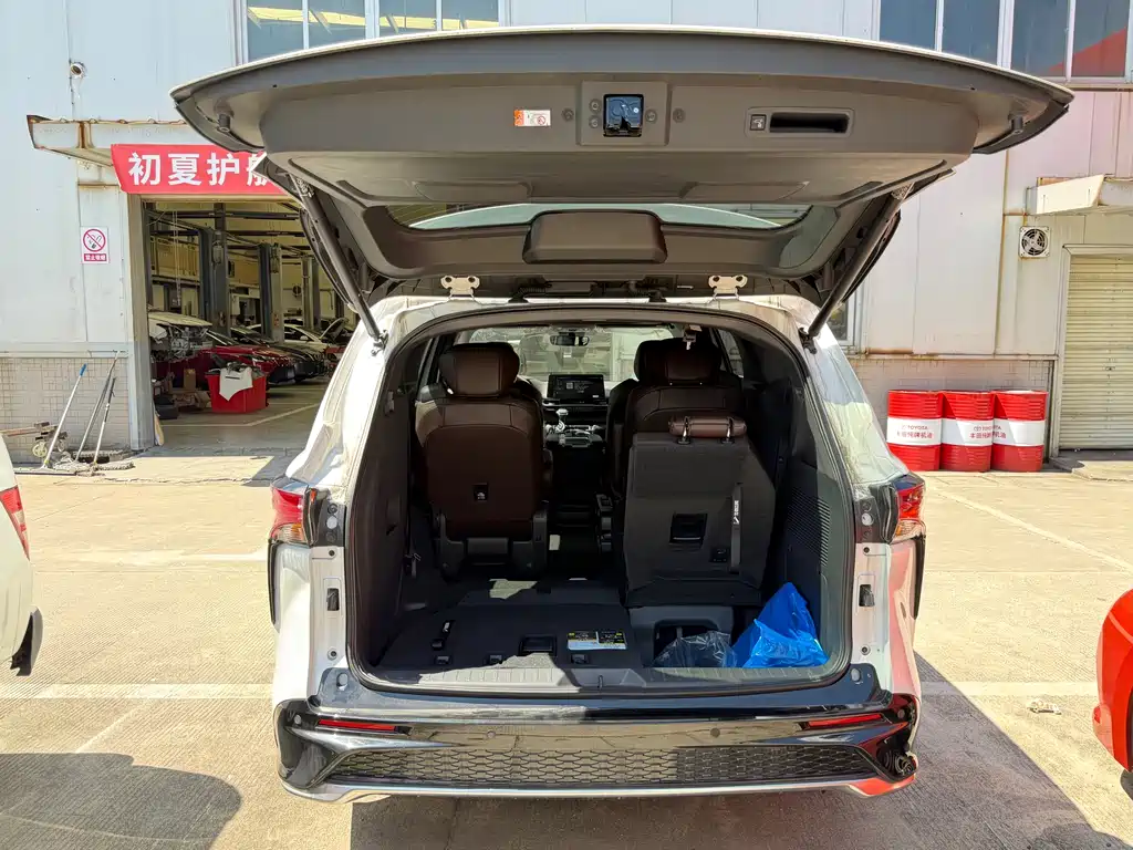 Granvia 2.5 L Hybrid Distinguished PLUS 4 WD