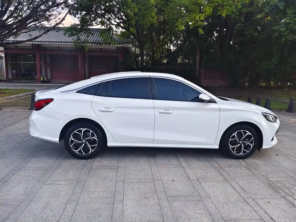 MG5 180 DVVT CVT Luxury