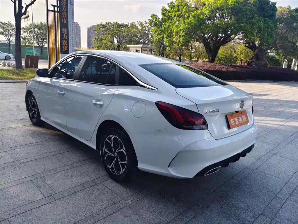 MG5 180 DVVT CVT Luxury