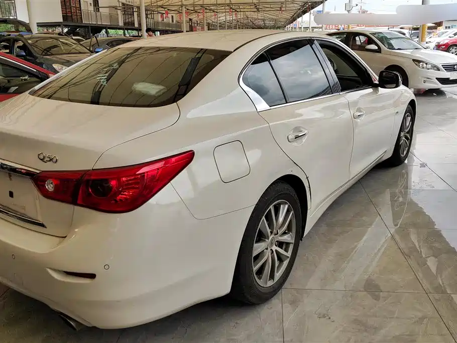 Infiniti Q50 2.0 T Comfort
