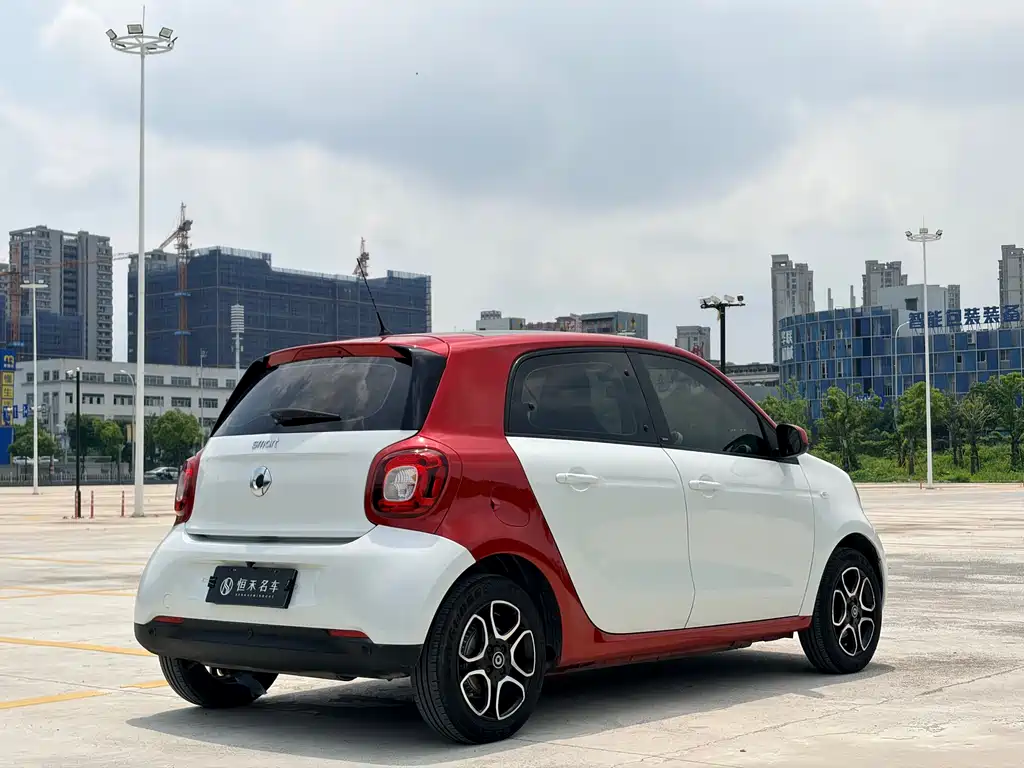 smart forfour 0.9 T 66 kW Pioneer