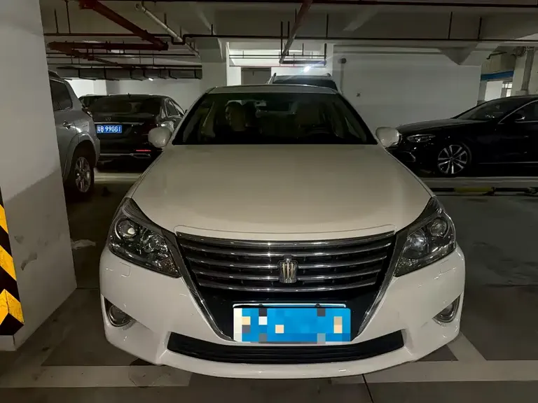 Toyota Crown 2.5 L Royal Leather